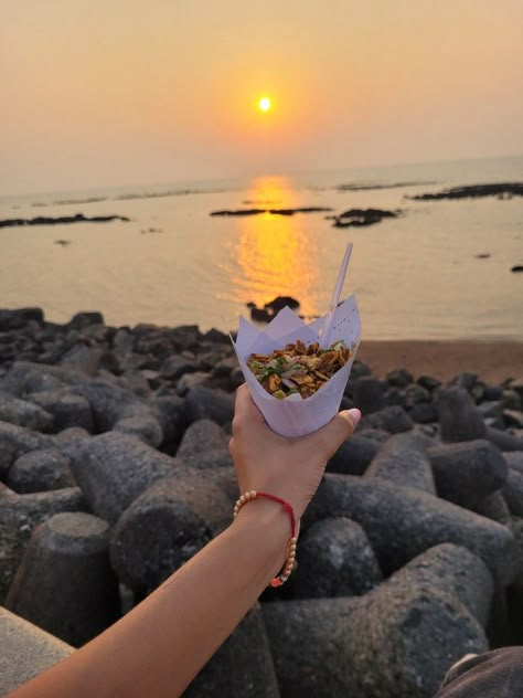 chowpatty, beach, photo inspo, aesthetic, mumbai aesthetics Chowpatty Beach Mumbai, Mumbai Beach Aesthetic, Mumbai Photography Poses, Mumbai Girl Aesthetic, Mumbai Places, Bombay Aesthetic, Vizag Beach, Aesthetic Mumbai, Mumbai Beach