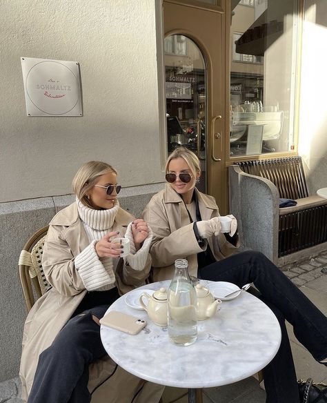 Coffee Shop Outfit Ideas, Paris With Best Friend, Coffee Photoshoot Ideas, Fall Friends Aesthetic, Cafe Instagram Pictures, Two Friends Aesthetic, Photoshoot Ideas For Best Friends, Coffee With Bestie, Paris With Friends