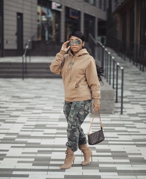 Camo Jacket Outfit, Aaliyah Jay, Camo Pants Outfit, London University, Camo Style, Fall Attire, Camo Outfits, Camo Fashion, Classy Casual Outfits