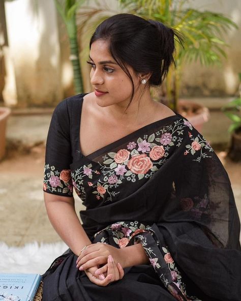 Front Blouse Designs, Black Saree Blouse, Floral Blouse Designs, Black Sari, Long Blouse Designs, Simple Saree Designs, Simple Frocks, New Saree Blouse Designs, Latest Model Blouse Designs