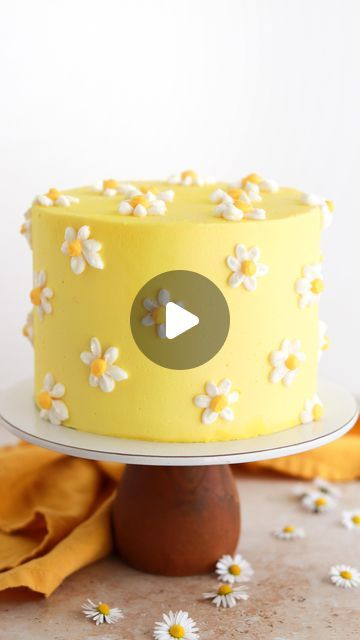 Daisy Rainbow Cake, Frosting Daisies, Cake Piping Designs Simple, Easy Floral Cake Design, Blue Daisy Cake, Cake Designs Simple Easy, Yellow Cake Design Simple, Buttercream Daisies, Yellow Cake Design