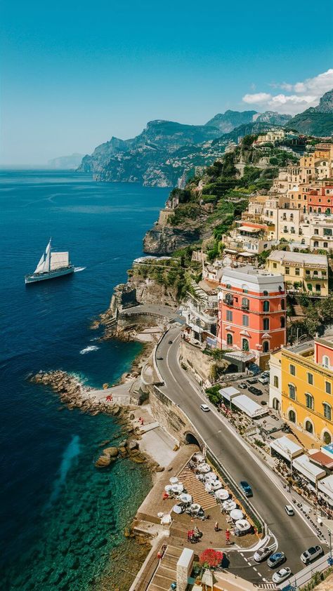 20 Ways to Capture the Italy Aesthetic in Your Photos Italy Life Aesthetic, Europe Italy, Apartment In Italy Aesthetic, Life In Italy Aesthetic, Italy Places, Italy People, Italy City, Vacation Italy, Tour Guide Aesthetic