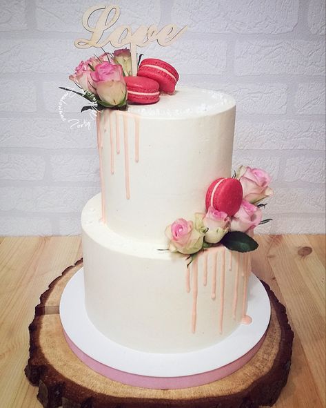 Drip cake for wedding with real flowers and macarons Wedding Cake With Macarons And Flowers, Wedding Cake Macaron Decoration, Birthday Cake With Real Flowers, Cake With Macarons And Flowers, Cakes With Real Flowers, Cake Real Flowers, Real Flower Cake, Wedding Drip Cake, Wedding Cake With Macarons