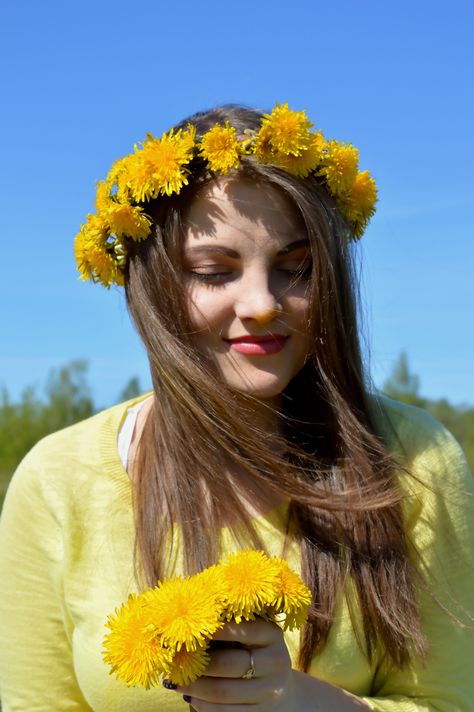 girl with dandelion flower crown Dandelion Photoshoot, Dandelion Flower Crown, Lilac Photoshoot, Flower Crown Photoshoot, Dandelion Crown, Cozy Home Aesthetic, Flower Crown Drawing, Crown Images, Crown Drawing