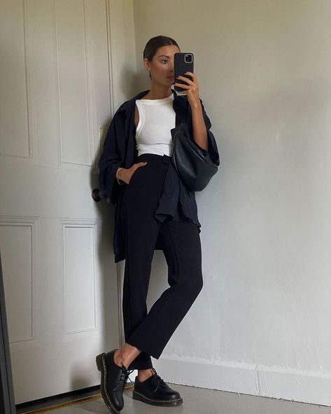 Fashion People Are All About Dr. Martens—Here's How to Style Them Now Dr Martens 1461 Outfit, Dr Martens Shoes Outfit, Oxfords Outfit, Dr Martens Outfit, Martens Style, Oxford Shoes Outfit, Going Viral, Mode Casual, Looks Street Style