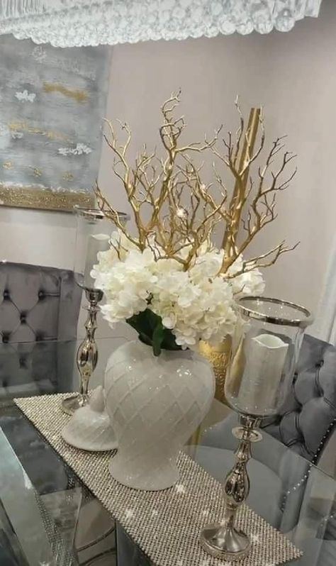 Centerpiece For Dining Room Table Modern, Dining Room Flower Centerpiece, Gold Table Centerpieces For Home, Decor Wall In Living Room, Silver House Decor, Dining Table Centerpiece Elegant, Elegant Dining Table Centerpiece, Vase Arrangements For Home, Modern Decor Ideas