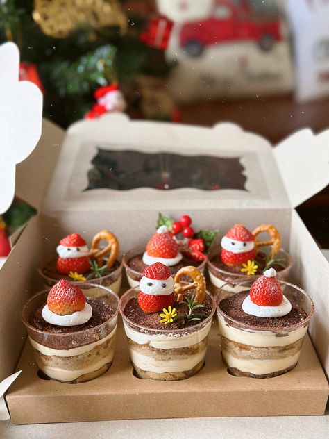 Christmas Food Hampers, Cupcake Christmas, Dessert Soap, Xmas Desserts, Mini Pastries, Christmas Hampers, Custom Desserts, Food Hampers, Xmas Cake