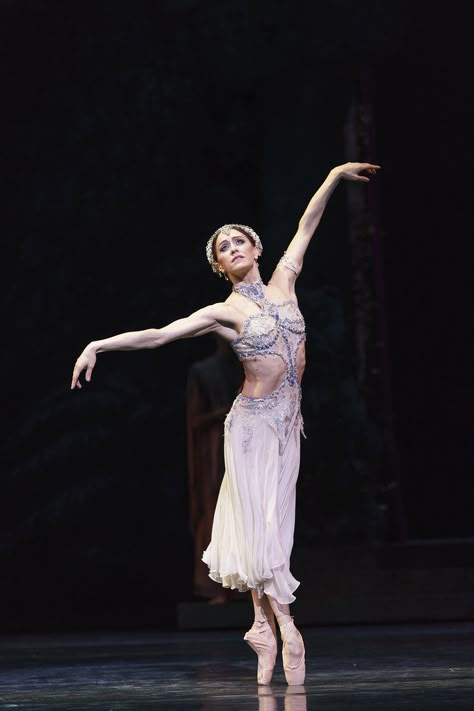 Marianela Nuñez as Nikiya in La Bayadère, The Royal Ballet © 2018 ROH. Photographed by Bill Cooper A Month In The Country, Ballet Motivation, Marianela Nunez, Funny Ballet, Goal Inspiration, Famous Ballets, Modern Theatre, Ballet Images, Ballerina Barbie