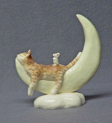 Cat On The Moon, Sculpture Art Clay, Cat Sculpture, Sculptures Céramiques, Tanah Liat, Clay Diy Projects, Ceramic Cat, Pottery Crafts, Ceramics Pottery Art