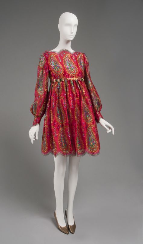 Women's dress, possibly designed by Geoffrey Beene, in the late 1960s. Philadelphia Museum of Art 1960 Fashion, 1960s Outfits, Historic Fashion, Fashion 1960s, 60's Dress, Antique Fashion, Geoffrey Beene, Philadelphia Museum Of Art, Late 1960s