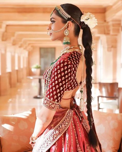 Stunning Sabyasachi Blouse Designs To Slay Your Wedding Look Sabyasachi Lehenga Bridal Blouses, Sabyasachi Blouse Designs, Bridal Hairstyles For Round Face, Trendy Bridal Hairstyles, Best Bridal Hairstyles, Sabyasachi Blouse, Red Blouse Design, Hairstyles For Round Face, Lehenga Ideas