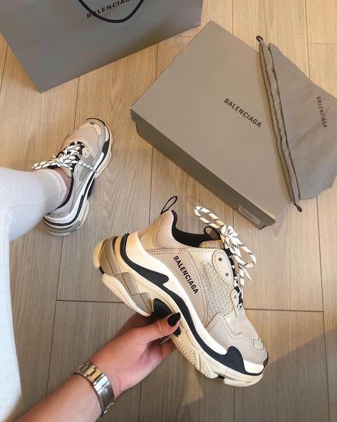 IGDAILYMEDIA on Instagram: “Left or right ? 😍 . . . . #ccwmns #crepprotect #stockxsneakers #hskicks#hsdailyfeature #igdailymedia…” Balenciaga Trainers, Dr Shoes, Balenciaga Sneakers, Fresh Shoes, Hype Shoes, Balenciaga Shoes, Aesthetic Shoes, Swag Shoes, Sneakers Outfit