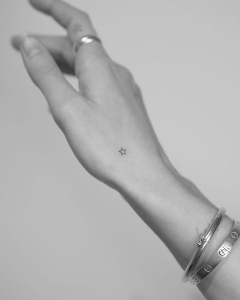 Heart And Stars Tattoo, Minimal Tattoo Placement, Star Minimalist Tattoo, Star Small Tattoo, Star Tattoo Minimalist, Minimalist Star Tattoo, Tiny Star Tattoo, Tiny Stars Tattoo, Jonboy Tattoo