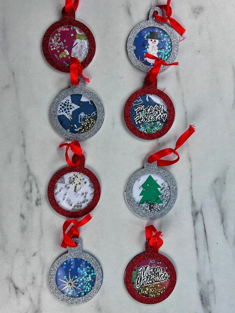 It's the holiday season and you need to make a super simple shaker ornament to add to your Xmas tree this year! Come learn how! Shaker Ornaments Diy, Shaker Christmas Ornaments, Shaker Ornaments, Applique Towels, Diy Cricut, Seasonal Crafts, Glue Crafts, Ornament Crafts, Diy Homemade