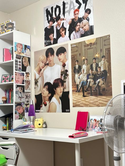 Kpop Fan Room Ideas, Enhypen Room Aesthetic, Small Kpop Room Ideas, K Pop Room Decor, Enhypen Room Decor, Kpop Dorm Room, Enhypen Bedroom, Skz Room Decor, Txt Room Decor