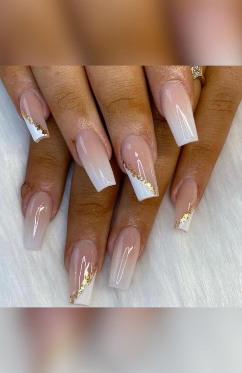 Aprenda 
 • Alongamento de fibra de vidro 
 • Alongamento com gel moldado
 • Gel na tip 
 • Gel na tip transparente 
 • Cascata de glitter 
 • Decoração babyboomer
 • Esmaltação em gel White Tip Acrylic Nails, Nails With Gold, Gold Acrylic Nails, Gold Nail Designs, Acrylic Nails Coffin Pink, Acrylic Nails Coffin Short, Summer Acrylic Nails, Short Acrylic Nails Designs, Prom Nails