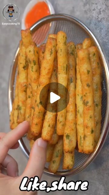 Easy Indian Snacks, Snacks Potato, Fries Cheese, Cheddar Recipes, Fried Potatoes Recipe, Snack Sani, Crunchy Potatoes, Making French Fries, Potato Sticks