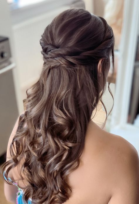 Half up style with curls - Make Me Bridal Artist: Abigail Blake. Bridesmaid Hair Down Curly, Wedding Hairstyles Brunette, Mix Hairstyles, Bridesmaid Hair Brunette, Bride Hairstyles Updo, Bridesmaid Hair Side, Wedding Hair Brunette, Half Up Hairstyle, Mobile Hairdresser