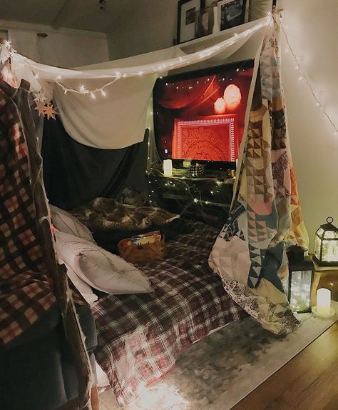 Fort Ideas Indoor Bedroom, Sleepover Forts, Diy Blanket Fort, Sleepover Fort, Bedroom Fort, Living Room Fort, Indoor Forts, Bed Fort, Cool Forts