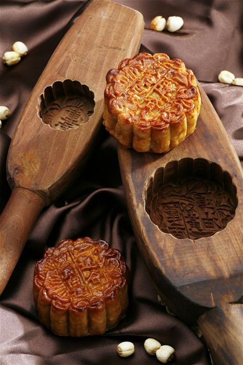 An important Mid-Autumn Festival tradition (China, Hong Kong, Singapore): Exchanging mooncakes, a seasonal delicacy that is now offered in a variety of sizes and flavors. @lajollamom Cake Festival, Mooncake Festival, Moon Festival, Mooncake, Asian Desserts, Mid Autumn, Mid Autumn Festival, Moon Cake, Asian Cooking