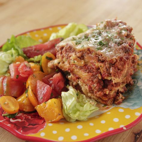 Slow Cooker Lasagna by Ree Drummond Pioneer Woman Lasagna, Lasagna Recipe Slow Cooker, Crock Pot Lasagna Recipe, Sausage Lasagna, Crockpot Lasagna, Slow Cooker Lasagna, Pot Lasagna, Cheese Stuffed Peppers, Pot Luck