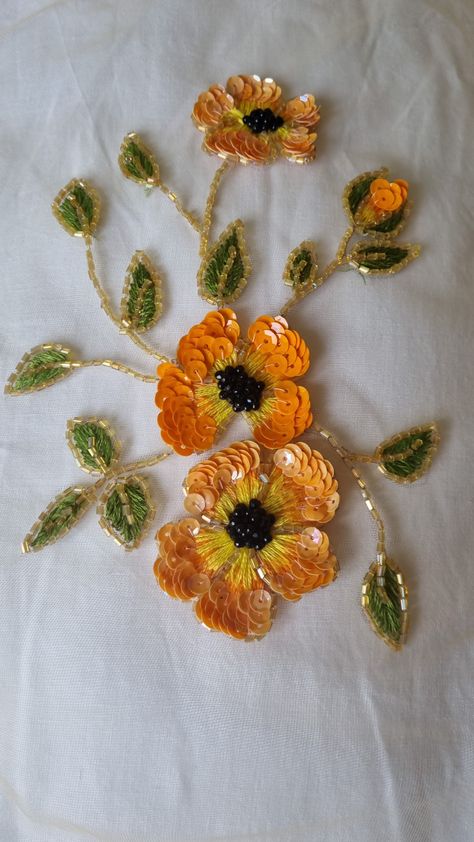 Hand Beaded Embroidery, Diy Embroidery Designs, Bead Embroidery Tutorial, Floral Embroidery Patterns, Couture Embroidery, Handmade Embroidery Designs, Bead Embroidery Patterns, Embroidery Stitches Tutorial, Embroidery Works