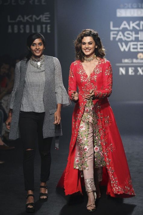 India Dress Woman, Designer Dresses Indian Fashion Weeks, Fashion Week Outfit Ideas, Fashion Week Winter, Outfit Designer, Fashion Week Outfit, India Fashion Week, Indian Salwar Kameez, Indian Gowns Dresses