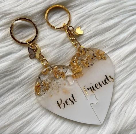 Best Friend Resin Keychain, Reising Art, Keychain Resin Ideas, Epoxy Keychain Ideas, Resin Keychain Ideas, Resin Heart Keychain, Diy Resin Gifts, Diy Resin Phone Case, Diy Resin Keychain