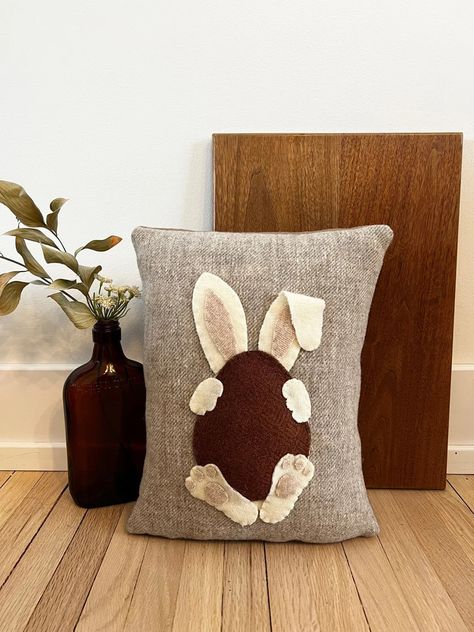 Easter Egg Pillow, Spring Pillows Ideas, Easter Pillows Ideas, Bunny Pillow Pattern, Easter Living Room Decor, Easter Pillow Covers, Easter Cushions, Spring Pillow, Patch Pillow