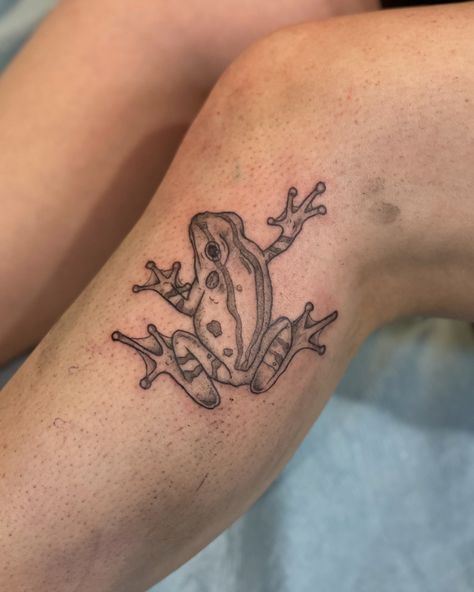 froggie for tara 🐸💚 - #frogtwttoo #frogs #frog #vancouvertattoo #femaletattoers #custom #tattooink Tree Frog Tattoo Design, Bull Frog Tattoo, Frog Tattoos Simple, Rain Frog Tattoo, Tadpole Tattoo, Poison Dart Frog Tattoo, Froggy Tattoo, Japanese Frog Tattoo, Frog Tattoo Design