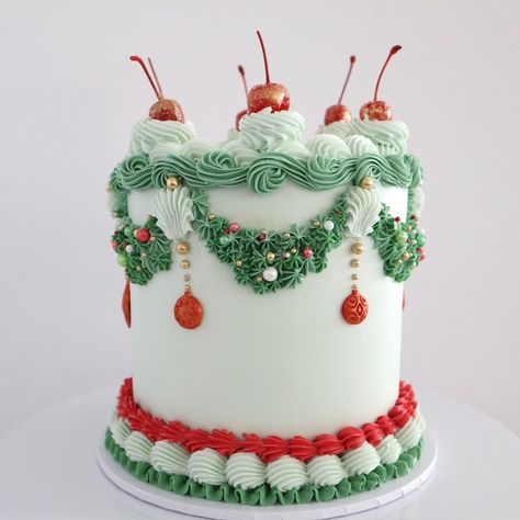 Miss Biscuit (@miss_biscuit_) • Instagram photos and videos Christmas Buttercream Cake, Christmas Buttercream, Vintage Christmas Cake, 2023 Save The Date, Grinch Cake, Bolo Vintage, Christmas Themed Cake, Thanksgiving Cakes, Christmas Cake Designs