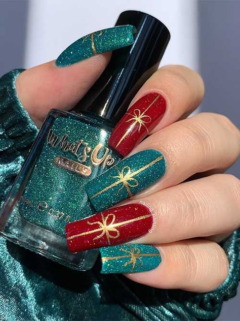 Long square-shaped sparkling glitter green and red Christmas nails adorned with gold glitter gift wrap nail art #christmasnails Green And Red Christmas Nails, Red Sparkle Nails, Red Sparkly Nails, Sparkly Christmas Nails, Christmas Nails Glitter, Green And Red Christmas, Olive Nails, Red And Gold Nails, Red Christmas Nails