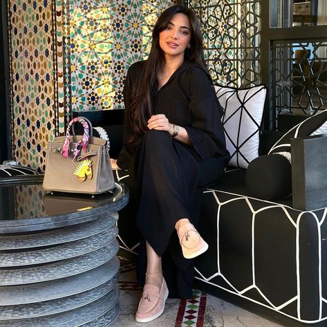 Moroccan Women Aesthetic, Moroccan Outfits Women, Summer Routine, Girls Vibes, Dubai Trip, Style Black Dress, Morocco Aesthetic, Moroccan Bride, Moroccan Aesthetic