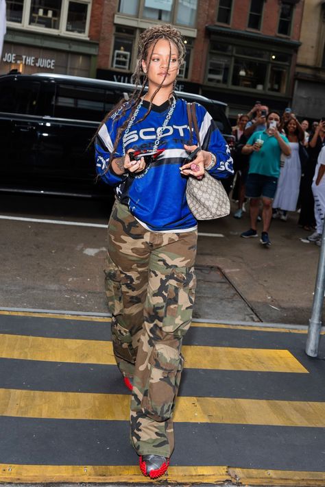 21 (@21metgala) on X Rihanna Street Style, Sporty Street Style, Rihanna Outfits, Rihanna Style, Vintage Clothing Stores, Rihanna Fenty, Camo Pants, And Just Like That, Pharrell Williams