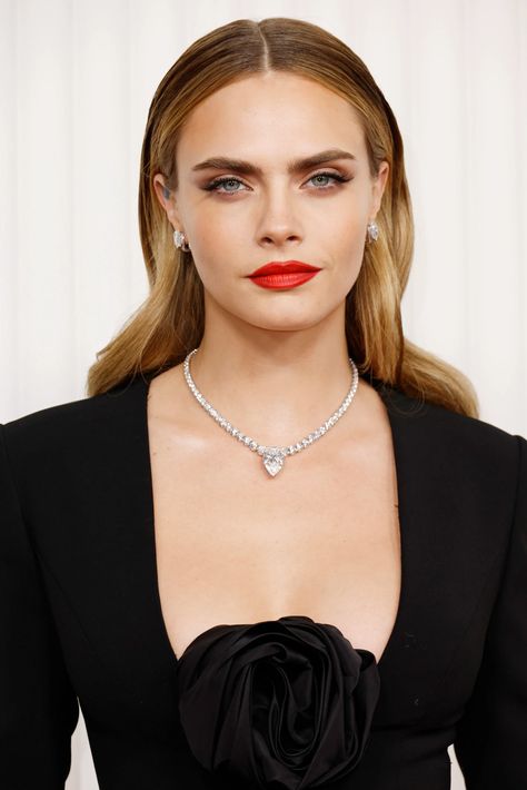 Red Carpet Red Lipstick, Cara Delevingne Oscars 2023, Cara Delevingne Makeup, Makeup Novia, Retro Makeup Looks, Ogx Hair Products, Red Carpet Makeup, Dane Dehaan, Bright Red Lipstick