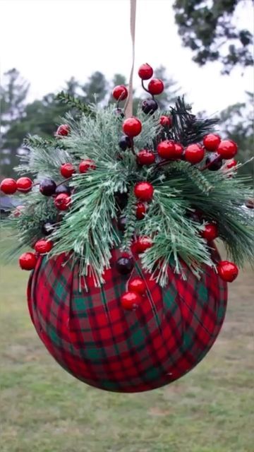 Diy Kissing Ball, Diy Decor Christmas, Christmas Urns, Large Christmas Ornaments, Fancy Christmas Ornaments, Kissing Balls, Winter Wreath Diy, Kissing Ball, Christmas Balls Decorations