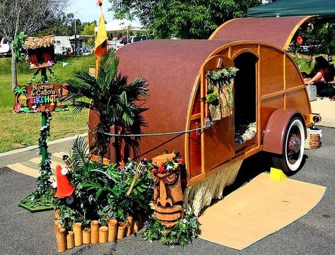 Top 10 Teardrop Themes Retro Trailers, Small Camping Trailer, Pop Up Trailer, Tiki Decor, Tiki Lounge, Vintage Campers Trailers, Hawaiian Tiki, Cool Campers, Tiki Hut