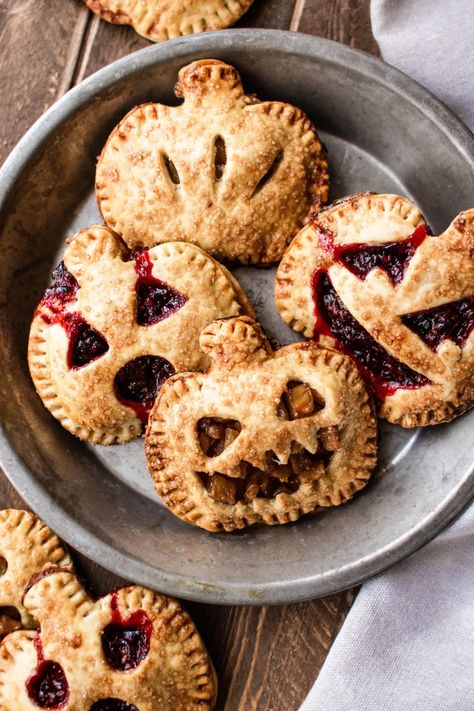 easy halloween jack-o-lantern hand pies - SO MUCH FOOD Postres Halloween, Dessert Halloween, So Much Food, Pumpkin Cutouts, Hand Pie Recipes, Halloween Fest, Halloween Dessert, Hand Pie, Branding Board