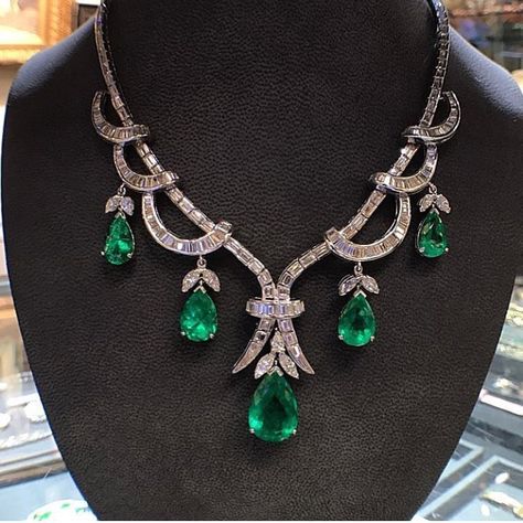 Double tap if you agree that this stunning Art Deco emerald necklace by @josephs... - pictoppin Emerald And Diamond Necklace, Art Deco Emerald, Fancy Necklace, Fine Silver Jewelry, Brighton Jewelry, Emerald Necklace, Exclusive Jewelry, Jewelry Outfit, Emerald Jewelry