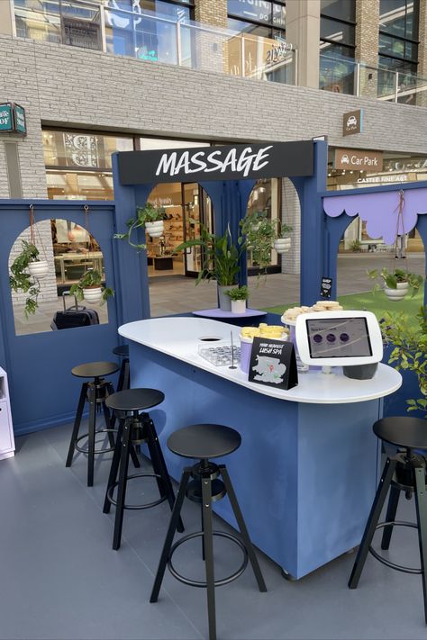 Area where guests to Lush's pop-up shop could get a hand massage top help promote the product. Pop Up Beauty Salon, Massage Pop Up Shop, Pop Up Hair Salon, Esthetician Pop Up Shop, Skincare Pop Up Store, Beauty Pop Up, Brand Pop Up, Beauty Pop Up Store, Spa Event