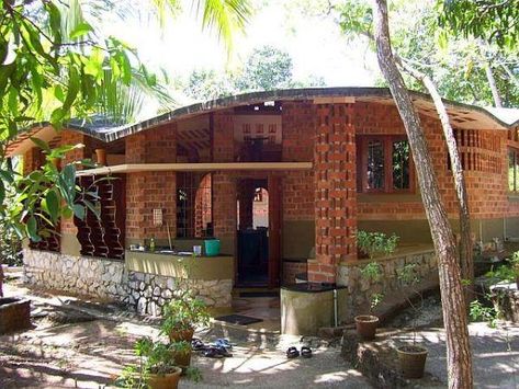 Laurie Baker - Vernacular Architecture in India (natural building forum at permies) Brick Office, Laurie Baker, Craftsman House Numbers, Christopher Alexander, Architecture Ceiling, Modern Heritage, Sustainable Building Materials, Mud House, Brick Arch