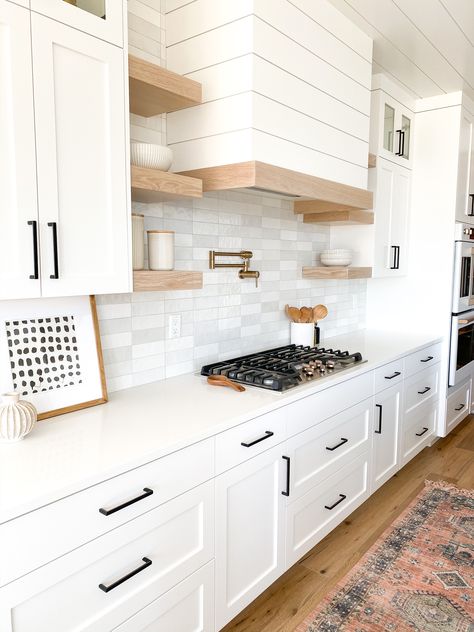 White oak Modern Farmhouse Kitchen Backsplash, Farmhouse Kitchen Backsplash, White Kitchen Backsplash, Oak Shelves, Oak Kitchen, Chic Kitchen, Kitchen Inspiration Design, Modern Farmhouse Kitchens, Kitchen Redo