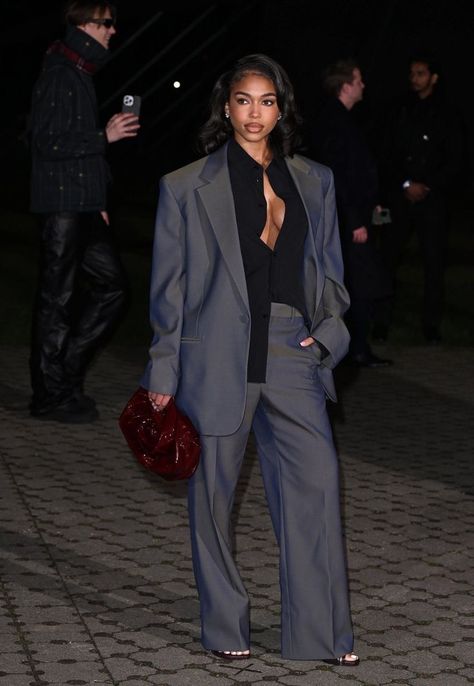 Burberry Fashion Show, Burberry Fashion, Woman Streetwear, Fashion Week 2024, Classy Fits, Lori Harvey, Outfit Looks, Causal Outfits, Estilo Chic