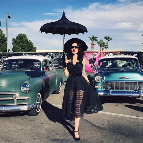 Car show casual. 💅 <3 #vlv18 #michelinepitt #vampira #goth #gothic #sorrynotsorry Psychobilly, Glamour Ghoul, Goth Pinup, Goth Vintage, Micheline Pitt, Goth Subculture, Summer Goth, Vintage Goth, Rockabilly Dress