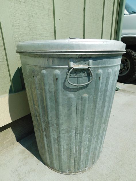 "c1969 Vtg Ribbed 24 Gallon Galvanized Steel Trash Garbage Can w Lid #30 Lawson? Ships fast and safe. Overall good, clean. Lid fits well and secure. Base: marked \"303\", Lid: \"30\" 26\" T x 21\" D x 17\" Base" Garbage Can Ideas, Garbage Can Storage, Can Ideas, Garden Huts, Garbage Waste, Metal Trash Cans, Garbage Storage, Walnut Bookcase, Modern Sliding Doors