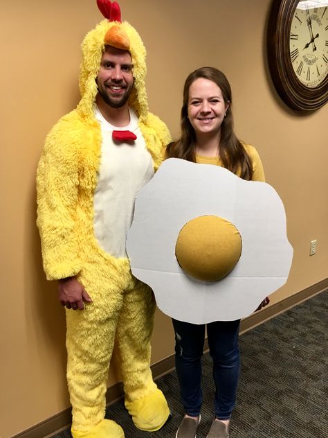 Pregnancy Halloween costume Pregnant Egg Costume, Avocado Pregnancy Costume, Maturity Halloween Costumes, Funny Pregnant Costumes, Pregnancy Reveal Halloween Costumes, Halloween Ideas For Pregnant Women, Costumes For Pregnant Couples, Easy Pregnant Halloween Costumes, Prego Costume