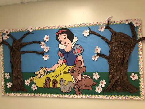 Snow White Classroom Door, Snow White Bulletin Board, Snow White Classroom Theme, Fairytale Bulletin Board Ideas, Snow White Crafts, Disney Bulletin Boards, Disney Princess Decorations, Toddler Bulletin Boards, Hoco 2022