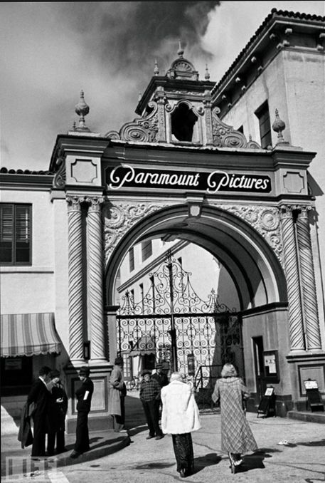 Damien Chazelle, Paramount Studios, Movie Studios, Front Gate, Studio Foto, Old Hollywood Glam, Hooray For Hollywood, Vintage Los Angeles, City Of Angels