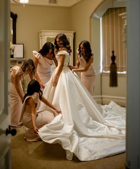 Bride Wedding Day Photos, Bride With 3 Bridesmaids, Vision Board Ideas Wedding, Wedding Prep Aesthetic, Photos Bridesmaids, Wedding Photoshoot Bridal Party, Bride Maid Of Honour Photos, Photoshoot Bridesmaids, Bride Astethic