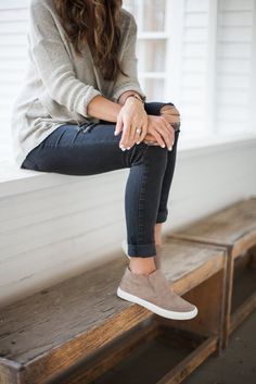 Fashion Trend Inspiration, Style Casual Chic, Chic Sneakers, Stil Boho, Women Sneakers, Sport Chic, Autumn Fashion Casual, Fall Fashion Trends, Mom Outfits